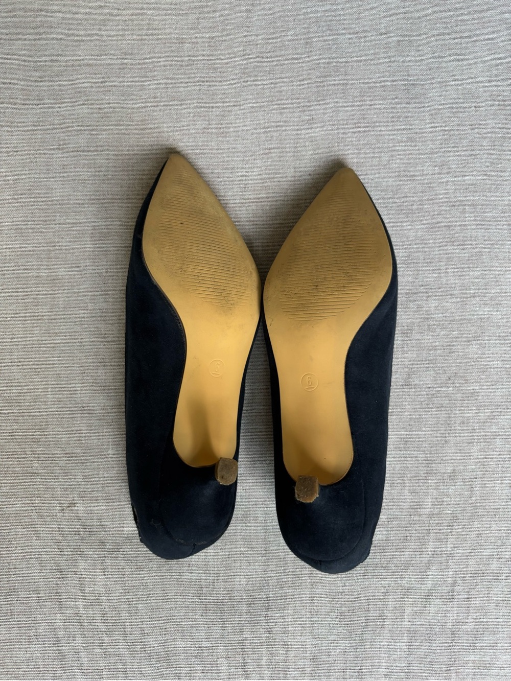 Journee Collection navy Goldie retro kitten heel pumps size 6 - Picture 9 of 14